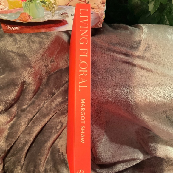 Signed Copy of Living Floral by Margot Shaw - Picture 9 of 15